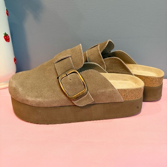 Cushionaire Women's Tan Suede Platform Slip-On Clogs size 6.5 EUC - Picture 4 of 7